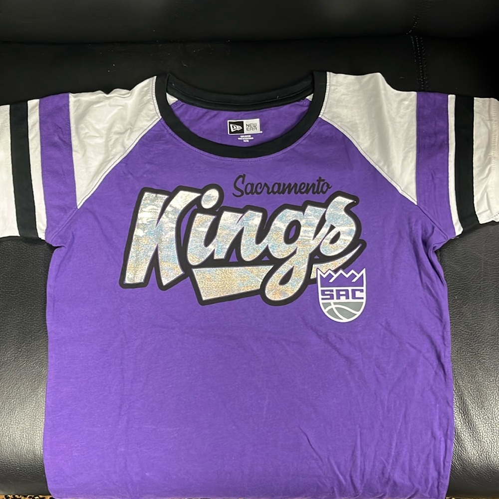 New with tags Sacramento Kings girls basketball shirt.
Cotton size 14-16